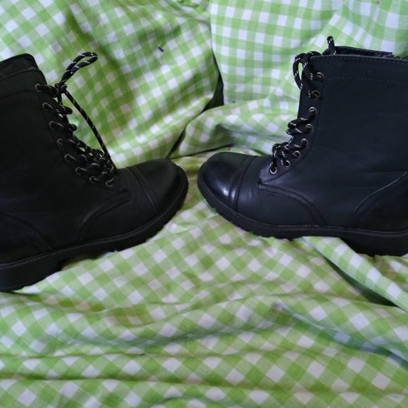 Steve Madden faux leather women's combat boots- size 8 - Picture 3 of 5